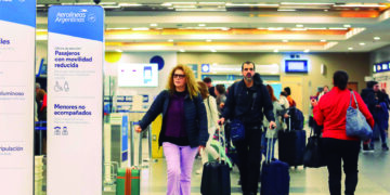 El Gobierno nacional alertó a los gremios aeronáuticos que tercerizará las rutas de AA