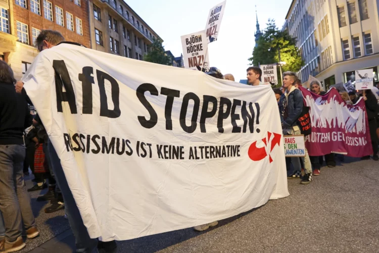 Los manifestantes contra la derecha sostiene una pancarta con el lema "¡Alto a la AfD! El racismo no es una alternativa", durante una marcha realizada el domingo en Hamburgo.