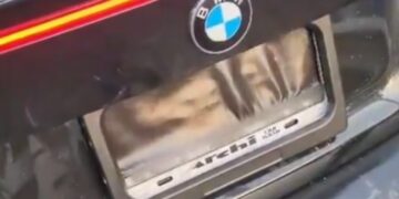 El conductor de un BMW fue multado por tener un sofisticado sistema para tapar la patente y ofreció una insólita justificación en el control