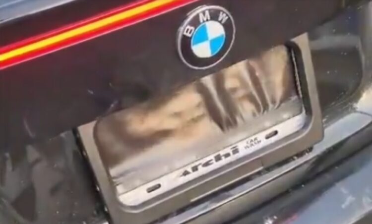 El conductor de un BMW fue multado por tener un sofisticado sistema para tapar la patente y ofreció una insólita justificación en el control