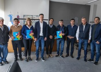 Calvo firmó convenios con intendentes de Juntos por el Cambio para ejecutar obras