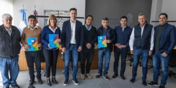 Calvo firmó convenios con intendentes de Juntos por el Cambio para ejecutar obras