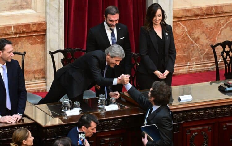 Milei saluda al ministro “Toto” Caputo tras la presentación del Presupuesto.