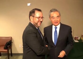 China vuelve a apoyar a Maduro