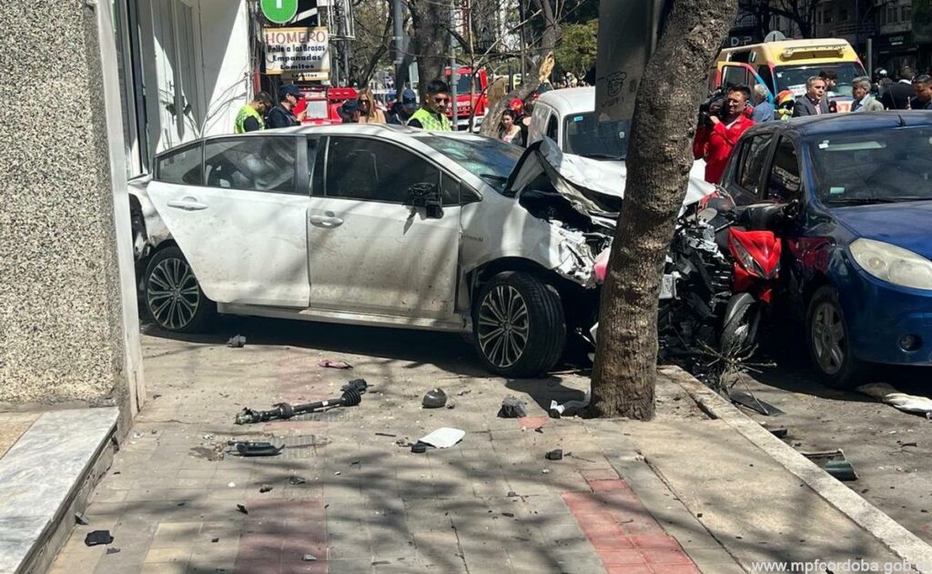 Cruzó en rojo y arrolló a alta velocidad a 35 personas sobre bulevar Chacabuco