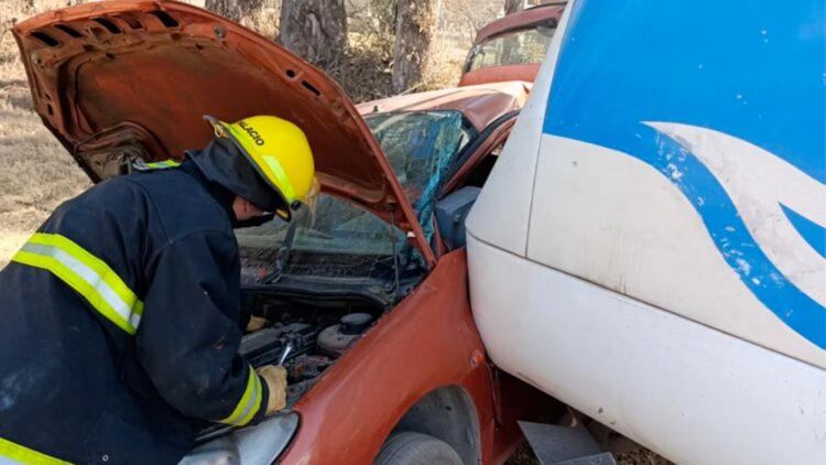 Dos heridos por un choque entre un auto y el Tren de las Sierras en un cruce