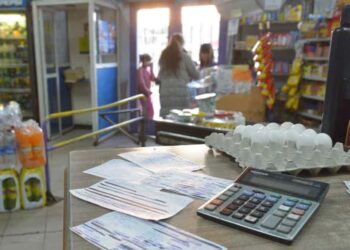 Cada vez más familias piden alimentos de descarte en almacenes para alimentarse