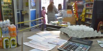 Cada vez más familias piden alimentos de descarte en almacenes para alimentarse