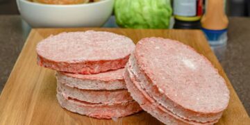 Quiso separar dos hamburguesas congeladas con un cuchillo, calculó mal, se apuñaló en la panza y murió