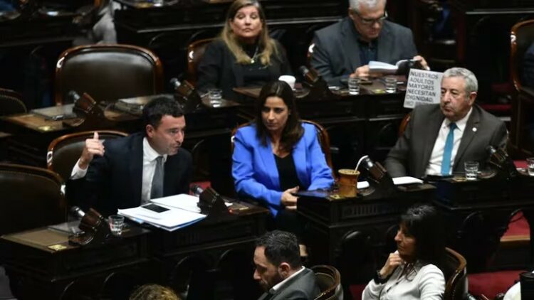 De Loredo (centro) insistió en la necesidad de recomponer las jubilaciones. Foto: Patry Cugat.