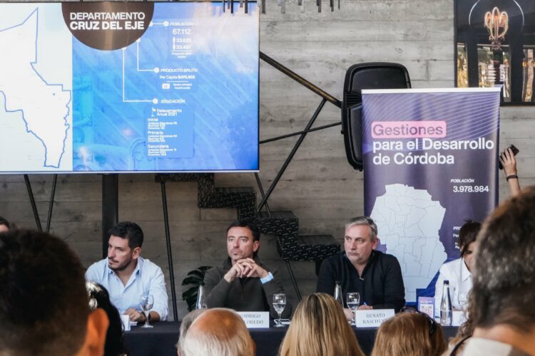 De Loredo visitó Cruz del Eje y se reunió con referentes de la región.