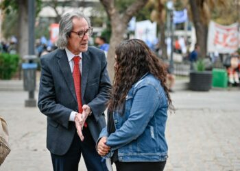 La Defensoría del Pueblo atendió cientos de consultas en un operativo céntrico
