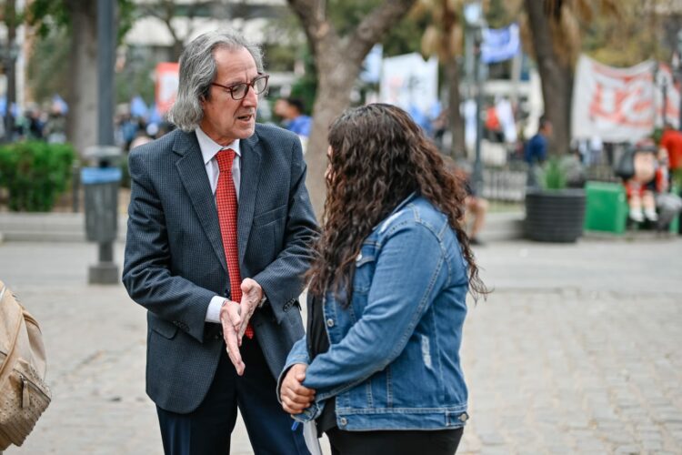 La Defensoría del Pueblo atendió cientos de consultas en un operativo céntrico