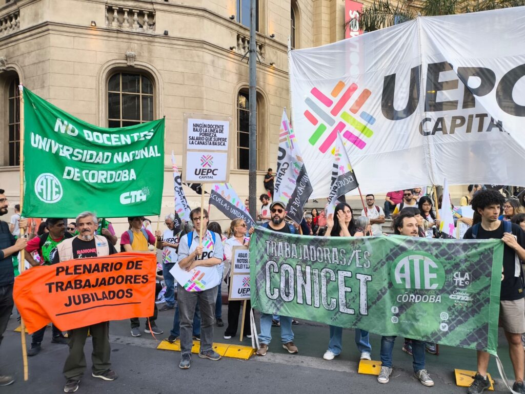 Se movilizaron en defensa de la educación pública