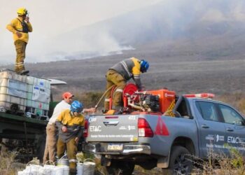 Continúa la intensa lucha contra los incendios: hubo corte en la ruta nacional 38