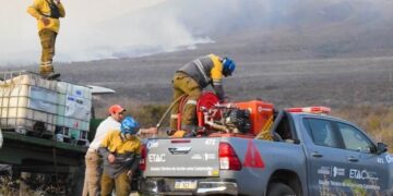 Continúa la intensa lucha contra los incendios: hubo corte en la ruta nacional 38