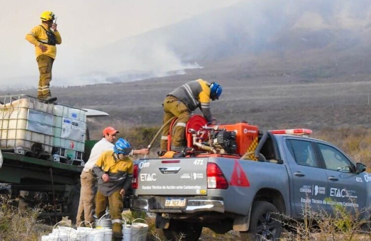 Continúa la intensa lucha contra los incendios: hubo corte en la ruta nacional 38