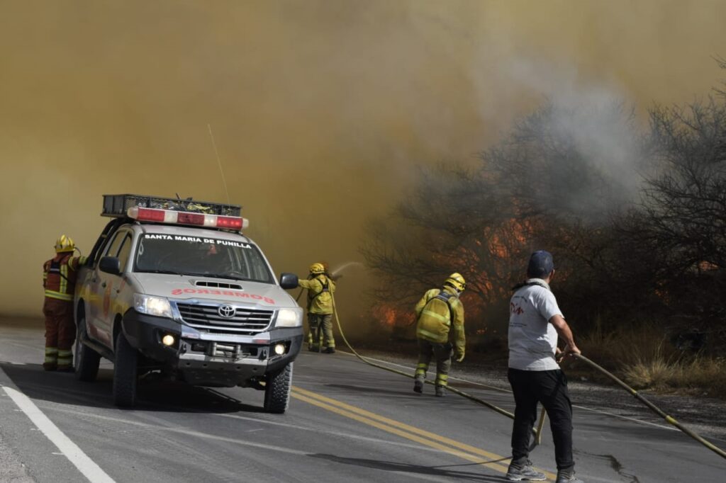 El fuego se propaga en la provincia por el clima seco, el calor y el viento