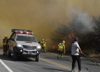 El fuego se propaga en la provincia por el clima seco, el calor y el viento