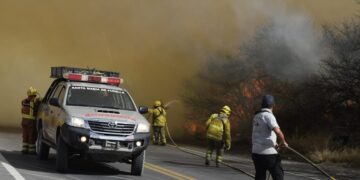 El fuego se propaga en la provincia por el clima seco, el calor y el viento