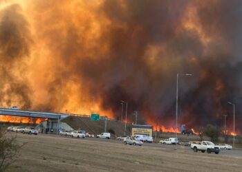 Corte total en la autopista Córdoba-Carlos paz por el incendio: cuatro bomberos con quemaduras