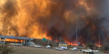 Corte total en la autopista Córdoba-Carlos paz por el incendio: cuatro bomberos con quemaduras