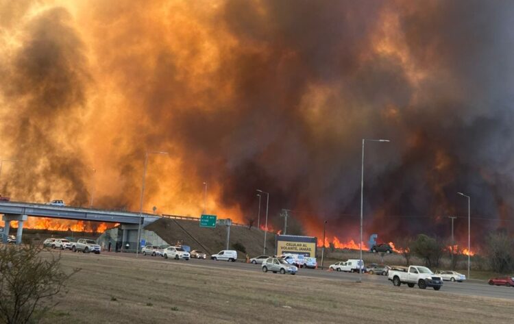 Corte total en la autopista Córdoba-Carlos paz por el incendio: cuatro bomberos con quemaduras