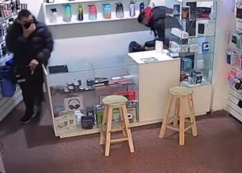 Entraron a un negocio, se llevaron $23 millones en celulares IPhone y reventaron una caja fuerte