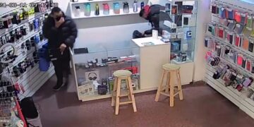 Entraron a un negocio, se llevaron $23 millones en celulares IPhone y reventaron una caja fuerte