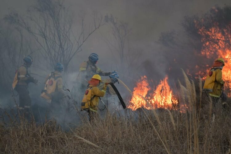 Cuatro heridos por el fuego en la autopista Córdoba - Carlos Paz