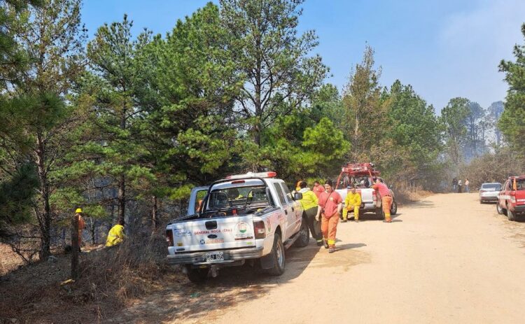 Unos 200 bomberos combatían ayer las llamas en el Valle de Calamuchita.