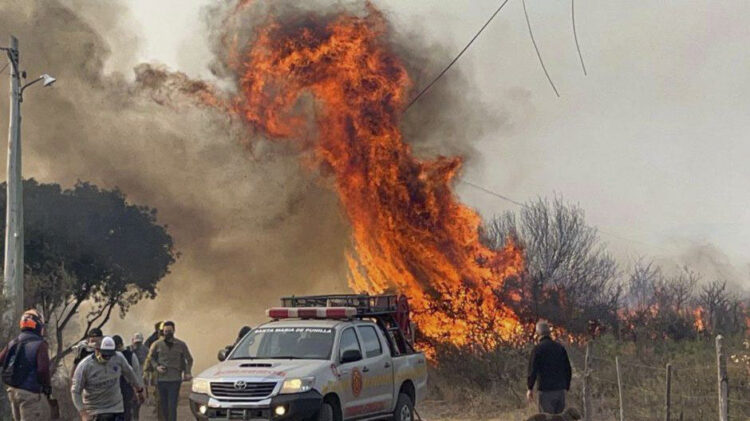 El fuego avanzaba en dirección a San Marcos Sierras en medio del clima seco y fuertes vientos.