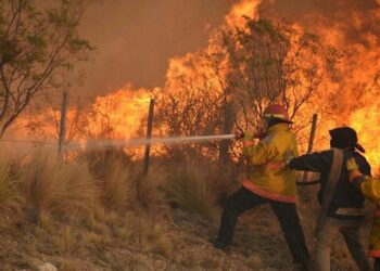Continúa activo el incendio en Quebrada de la Mermela y hay dos reinicios en Punilla