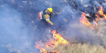 Continúa activo el incendio en Quebrada de la Mermela y hay dos reinicios en Punilla