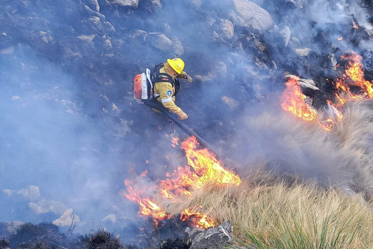 Continúa activo el incendio en Quebrada de la Mermela y hay dos reinicios en Punilla