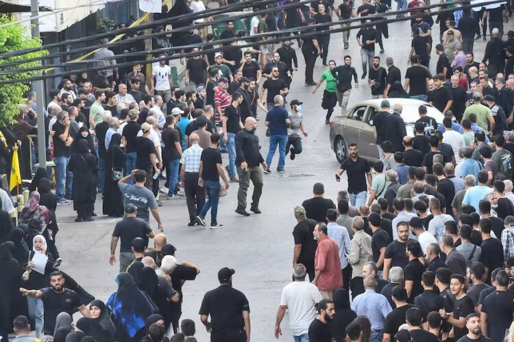 Corridas en el sur de Beirut luego de un nuevo estallido durante el funeral de las víctimas del martes.