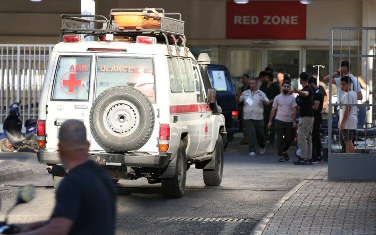 Una ambulancia llega a un hospital cuando más de 1.000 personas, incluidos combatientes y médicos de Hezbollah, resultaron heridas cuando los buscapersonas que utilizan para comunicarse explotaron en todo el Líbano.