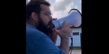 Con un megáfono, imita la sirena de la Policía y asusta a los motociclistas imprudentes