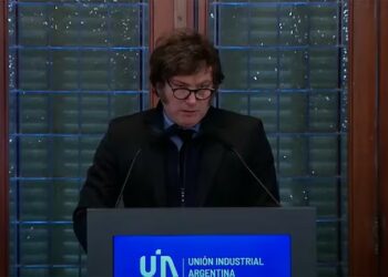 Ante la UIA, Milei confirmó el fin del impuesto País, pero recibió reclamos del sector