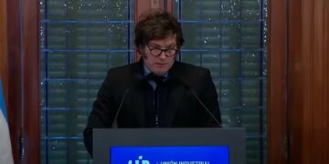 Ante la UIA, Milei confirmó el fin del impuesto País, pero recibió reclamos del sector