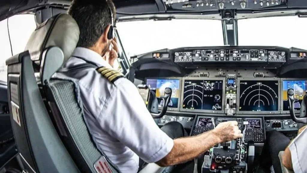 Tres pilotos de Aerolíneas Argentinas fueron despedidos en la previa a la medida de fuerza