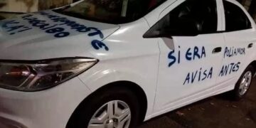 Su novio la engañó, la bloqueó en las redes sociales y ella le dejó un fuerte mensaje sobre el capó de su auto