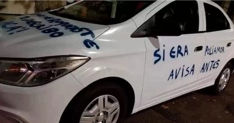 Su novio la engañó, la bloqueó en las redes sociales y ella le dejó un fuerte mensaje sobre el capó de su auto