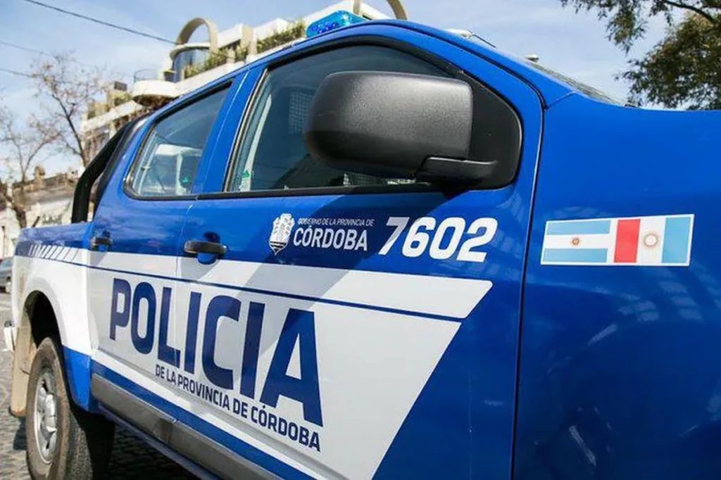 Una Policía fue descubierta consumiendo cocaína en el baño de una estación de servicio