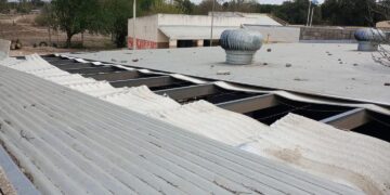 Robaron parte del techo a una escuela por segunda vez en la semana