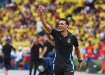 Scaloni contundente contra el arbitraje: «Él y los cinco del VAR vieron penal, el resto no»