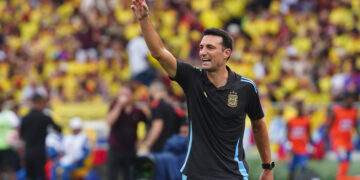 Scaloni contundente contra el arbitraje: «Él y los cinco del VAR vieron penal, el resto no»