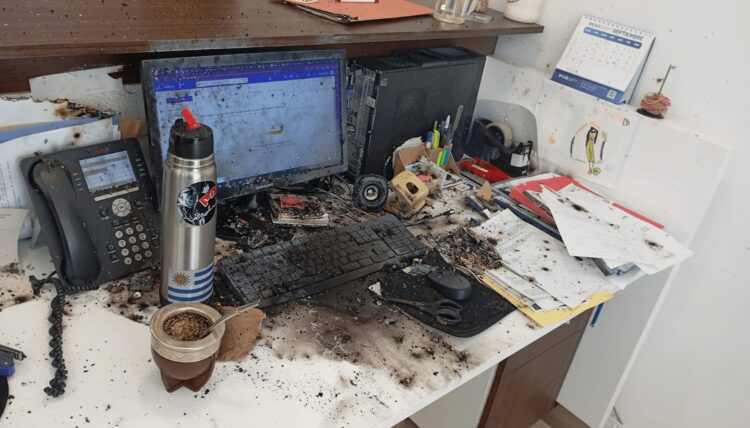 Escritorio donde explotó el paquete.