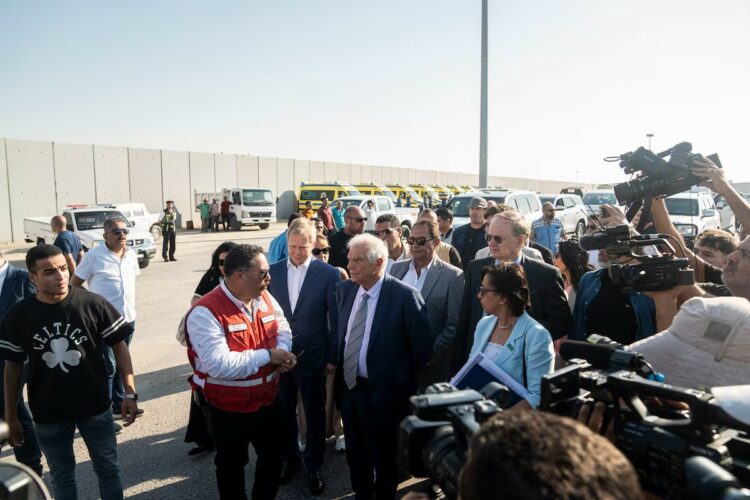 El jefe de la diplomacia europea, Josep Borrell, habla este lunes con un funcionario de la Media Luna Roja Egipcia durante una visita al paso fronterizo de Rafah, Egipto.