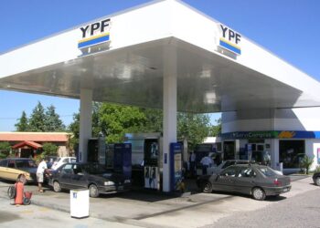 Desde este domingo vuelven a aumentar las naftas y el gasoil